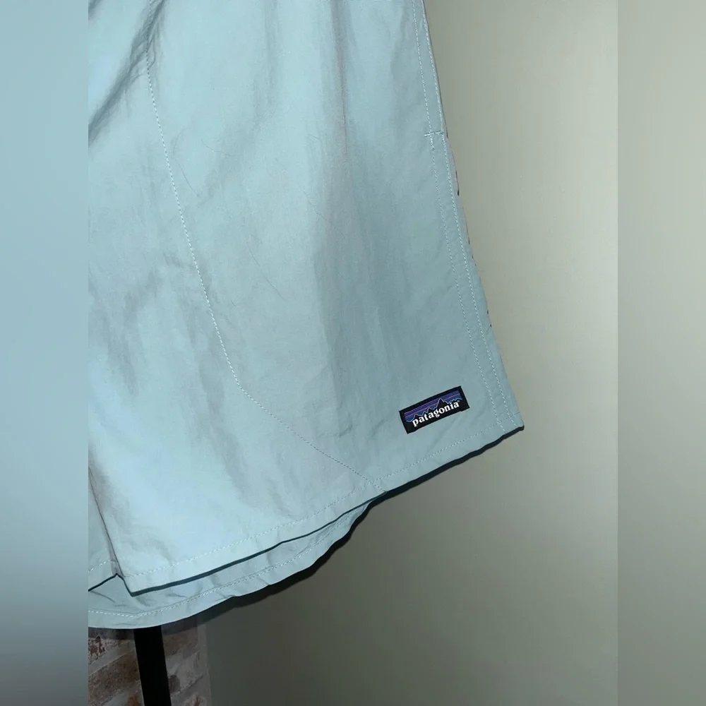 Patagonia men’s Baggies shorts in a light blue | size xl